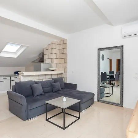 Morena Penthouse Apartman Makarska